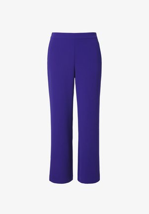 Pantalons violets en tissu lisse, avec une coupe droite et une large ceinture. Pas de poches visibles ni de motifs.