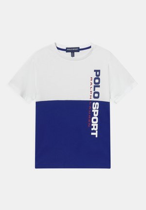 Kurzärmeliges T-Shirt mit weißem Oberteil, blauem Unterteil und vertikalem Schriftzug „POLO SPORT RALPH LAUREN“ auf der rechten Vorderseite.