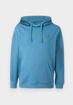 Blauwe hoodie gemaakt van zacht materiaal. Beschikt over een voorzak, koordjes en een klein geel logo op de linkerkant van de borst.