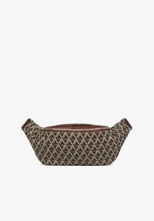 Sac banane marron à motif géométrique avec une fermeture éclair et des accents bordeaux. Fabriqué en matériau textile avec une douceur, présentant une forme arrondie.