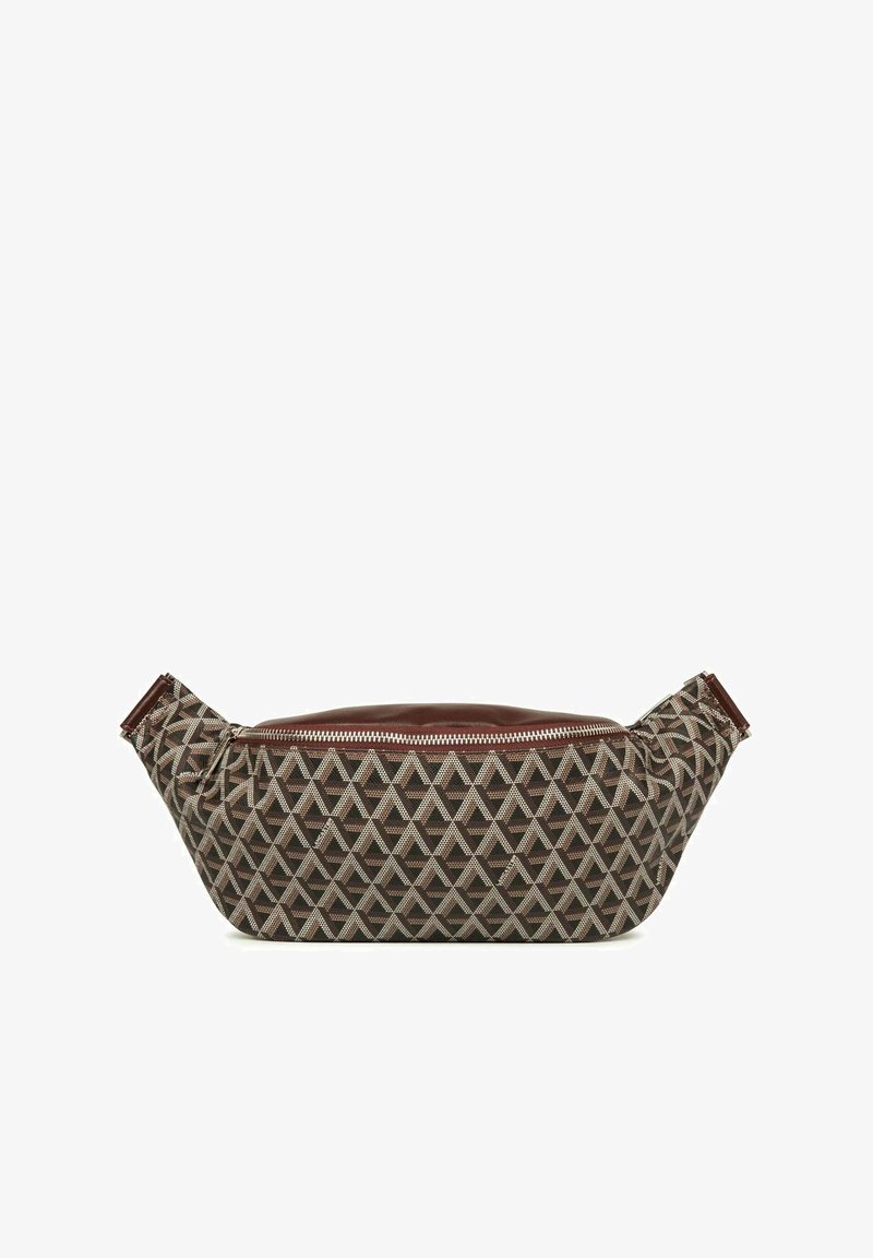 Sac banane marron à motif géométrique avec une fermeture éclair et des accents bordeaux. Fabriqué en matériau textile avec une douceur, présentant une forme arrondie.