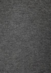 Dunkelgrauer Strickstoff mit glatter Textur, der ein gleichmäßiges, durchgängiges Muster aufweist und keine sichtbaren Hardware- oder Akzentuierungen hat.