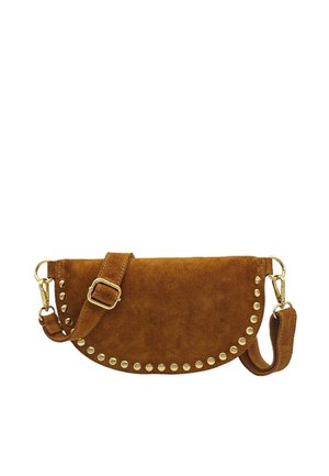 Sac bandoulière en daim brun avec des clous dorés le long du bord courbé, bandoulière réglable avec boucle et fermoirs dorés sur fond blanc.