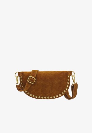 Sac bandoulière en daim brun avec des clous dorés le long du bord courbé, bandoulière réglable avec boucle et fermoirs dorés sur fond blanc.