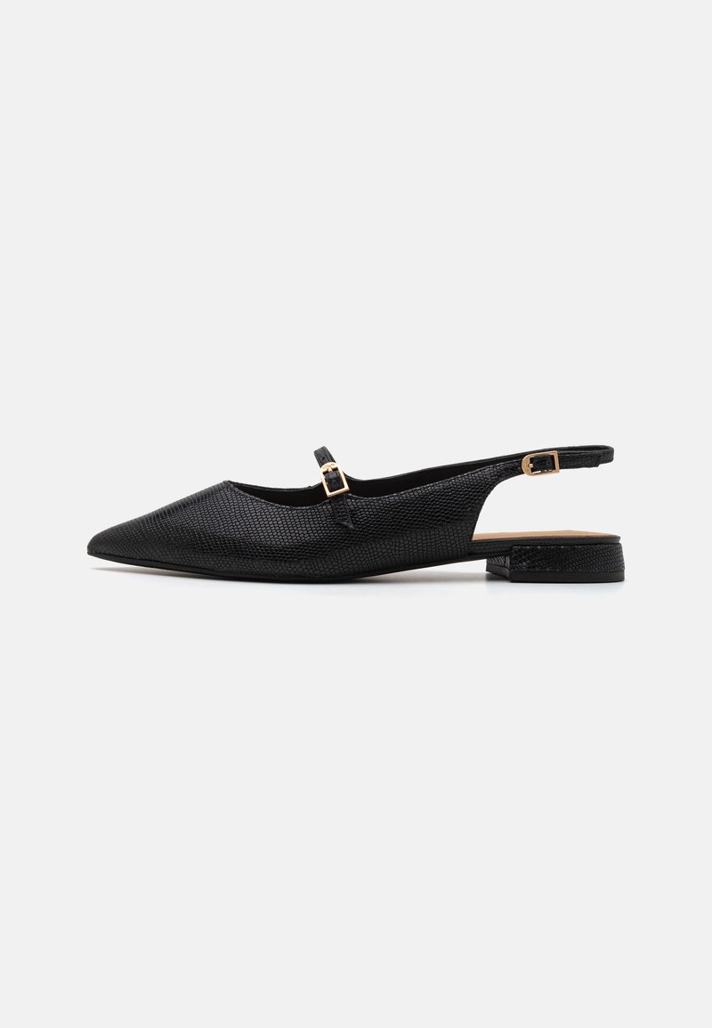 Chaussure slingback noire texturée avec un bout pointu, une fine sangle avec un détail de boucle dorée, et un petit talon block.
