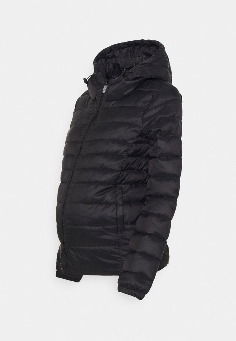 Veste de maternité matelassée noire avec capuche, fermeture éclair frontale et poches latérales, conçue avec un espace supplémentaire pour la grossesse.