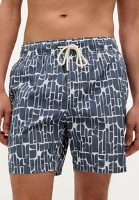 Shorts de bain avec un motif géométrique bleu marine et blanc, taille élastique avec cordon de serrage, et un tissu léger et lisse.