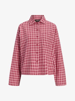 Chemise à manches longues à carreaux rouges et blancs, boutonnée, avec col, ourlet droit et petite fente sur le côté gauche.