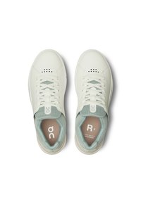 Witte sneakers met een glad leren bovenwerk, een mesh-tong, lichtblauwe accenten, platte veters en geperforeerde details op de neus.