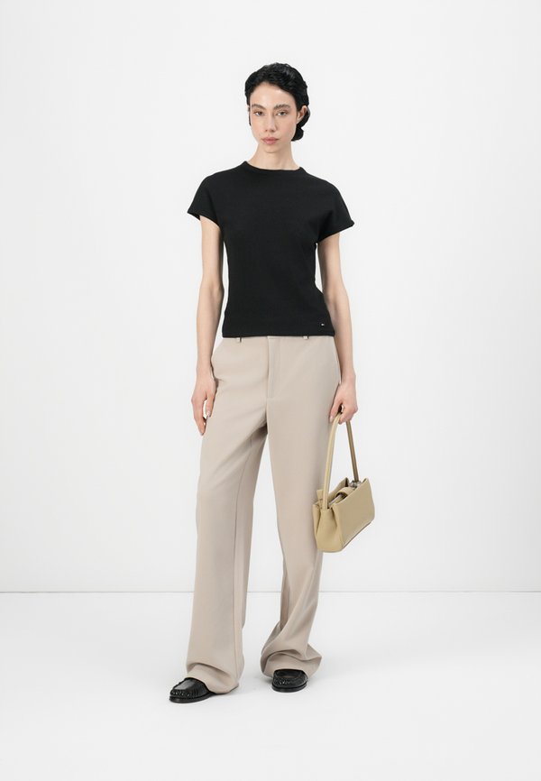 SLIM TEE - Basic T-shirt2