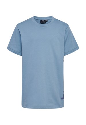 Blå bomuld T-shirt med rund halsudskæring, korte ærmer og et trykt detaljer på forsiden. Glat tekstur og afslappet pasform.