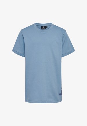 Blå bomullströja med rund halsringning, korta ärmar och tryckt accent på framsidan. Smoother textur och avslappnad passform.