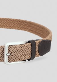 Spleciony brązowy pasek tekstylny z metalową klamrą w kolorze srebra oraz ciemnobrązowymi skórzanymi akcentami. Posiada plecioną fakturę i regulowaną długość.