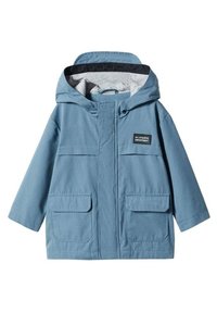 Vaaleansininen vedenpitävä takki, jossa on huppu ja harmaa vuori. Takissa on kaksi etutaskua ja logo-lappu vasemmassa rinnassa.