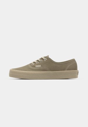 Beige kanvas sneakers med rund tå, snøring foran og kontraststing. Har en teksturert gummisåle for godt grep.