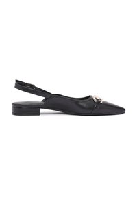 Ballerine slingback in pelle nera con punta appuntita, tacco piatto e dettaglio decorativo in metallo argentato sulla parte anteriore.