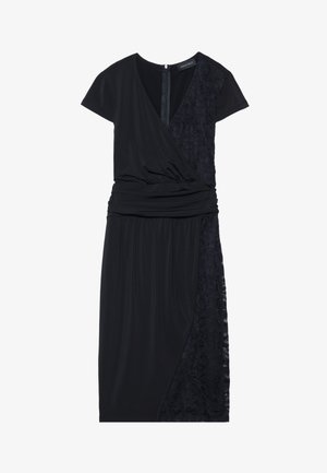 Rochie neagră cu mâneci scurte, design înfășurat, talie plisată și un panou din dantelă texturată pe o parte. Închidere cu fermoar la spate. Țesătură netedă.