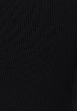 Černá pruhovaná tkanina s vertikálními liniemi, která má hladký povrch a mírně elastický design. Materiál se zdá být lehký.