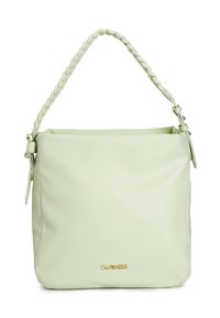 Zelená kožená kabelka s pleteným uchem, hladkým povrchem a zlatým logem na přední straně. Čtvercový tvar, s nastavitelným popruhem.