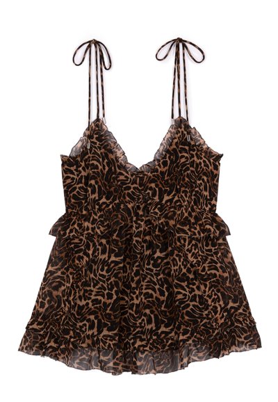 Robe sans manches à imprimé léopard avec de fines bretelles à nouer, encolure et ourlet à volants, détail superposé à la taille, sur fond blanc.