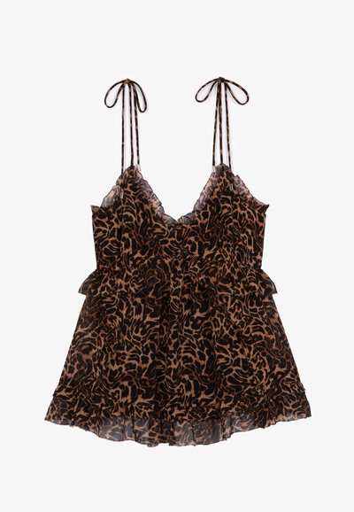Ärmelloses Kleid mit Leopardenmuster, dünnen Bindeträgern, Rüschenausschnitt und -saum, geschichteter Detail an der Taille, auf weißem Hintergrund.
