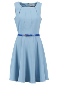 Robe sans manches bleu clair longueur genou avec devant plissé et taille cintrée, soulignée par une fine ceinture bleue brillante avec boucle.