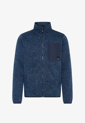 Marineblå fleecejakke med lynlås foran, høj krave, struktureret mønster og en kontrastlomme på venstre bryst med logo.