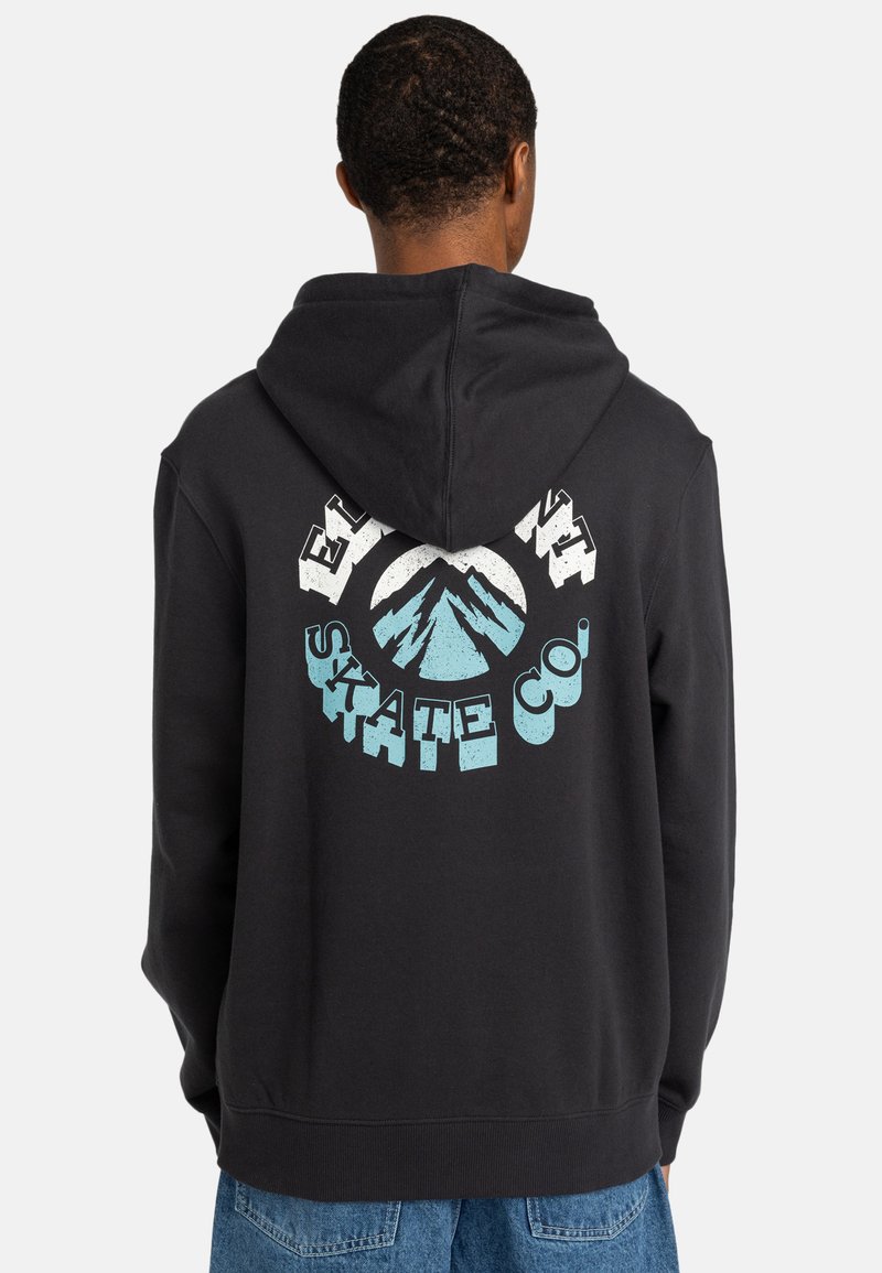 Felpa nera con cappuccio che presenta una grande grafica bianca e blu sul retro con immagini di montagne e il testo "SKATE CO". Tessuto morbido e vestibilità rilassata.