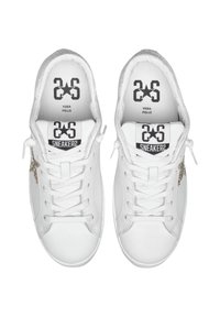 Sneaker basse bianche con lacci bianchi, logo della stella nera sulla soletta e sulla linguetta, e dettaglio di stella glitter dorata sul lato esterno.