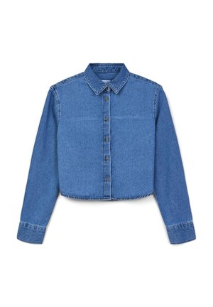 Camicia di jeans cropped con colletto classico, chiusura a bottoni frontale, maniche lunghe e color blu chiaro con una texture sbiadita e dettagli di cucitura.