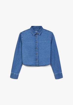 Camicia di jeans cropped con colletto classico, chiusura a bottoni frontale, maniche lunghe e color blu chiaro con una texture sbiadita e dettagli di cucitura.