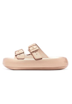 Sandalias de color melocotón con una superficie texturizada, dos correas ajustables y una suela elevada. Presentan un diseño minimalista y sin acentos adicionales.