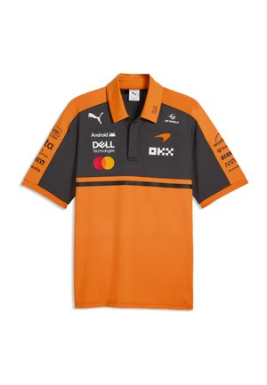 Pomarańczowo-ciemnoszara koszulka polo z krótkim rękawem z logo sponsorów, w tym Puma, Dell, Android, Mastercard i DP World.