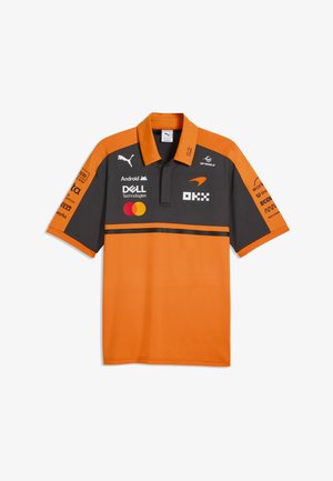 Kurzärmeliges Polohemd in Orange und Dunkelgrau mit Sponsorenlogos, darunter Puma, Dell, Android, Mastercard und DP World.