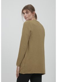 Olivově zelený pletený svetr s texturovaným vzorem, dlouhými rukávy, kulatým výstřihem a bočními rozparky s knoflíkovými detaily.