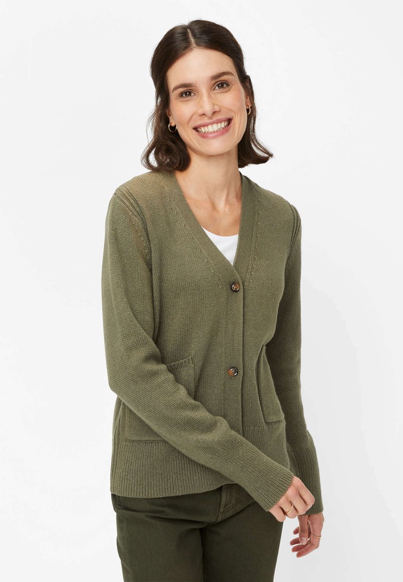 Olivgrüner Strickcardigan mit V-Ausschnitt, zwei vorderen Taschen und Holzknopfschlüssen, mit gerippten Bündchen und Saum.