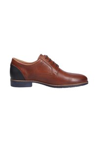 Chaussure habillée en cuir marron avec des détails perforés, talon noir contrastant, lacets navy et un design élégant. Elle possède un talon bas empilé.
