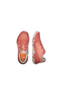 Scarpe da corsa coral e menta con una tomaia in rete testurizzata, punta rinforzata e battistrada multidirezionale per una migliore presa. Caratterizzate da un soletta imbottita.