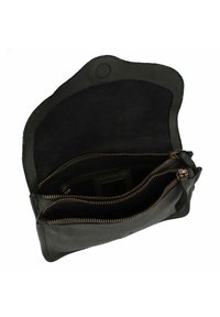 Borsa in pelle nera con una texture morbida, dotata di chiusura a scatto e molteplici scomparti con zip per l'organizzazione. L'interno è in tessuto scuro.