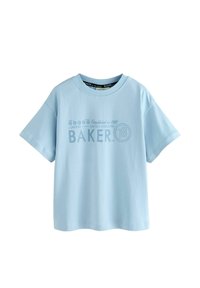 Hele sinine puuvillane T-särk lühikeste varrukatega ja ümaralise kaelusega. Omab tumedamas sinises kirjas trükitud graafikat, millel on tekst "BAKER" ja "Asutatud 1988".