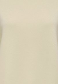 Beige, langermet, rund hals strikket topp med jevn tekstur, vist forfra uten ekstra detaljer eller mønstre.