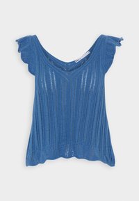 Niebieski dzianinowy top z dekoltem w serek, prążkowaną teksturą i falbaniastymi rękawami. Falowany dół i pionowe paski tworzą lekki, przewiewny wzór.