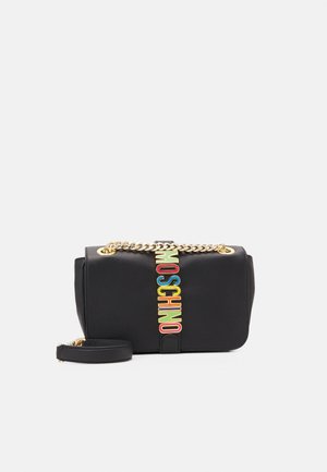 Sac bandoulière en cuir noir avec une lanière chaîne dorée et un texte coloré "MOSCHINO" qui descend verticalement sur le rabat avant.