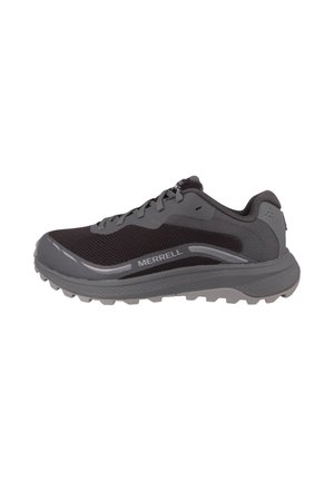 Grijze sportieve schoen met een bovenwerk van mesh en synthetisch materiaal, een gestructureerde buitenzool voor grip, en een logo-detail. Voorzien van een gevoerde rand en veters.