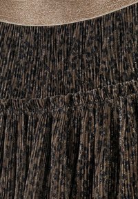 Leopardenmuster-Rock mit einem metallisch bronzefarbenen Taillenbund, der über eine plissierte Textur und schimmernde Akzente in Brauntönen und Schwarz verfügt.