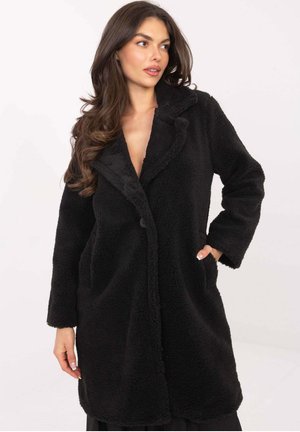 Czarny płaszcz z polaru z wyciętym kołnierzem, długimi rękawami i przednimi kieszeniami. Miękka faktura i zapięcie na jeden guzik.