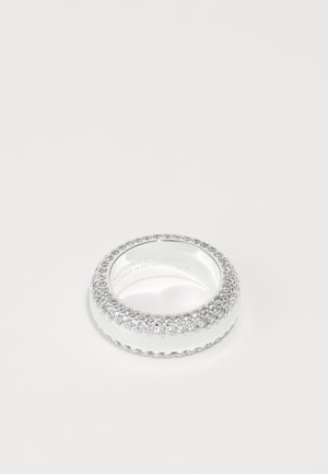 Anillo de plata con una banda lisa, que presenta una fila de cristales transparentes a lo largo del borde superior, acabado brillante y detalles texturizados en los laterales.