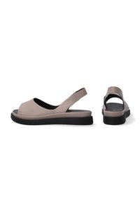Beige slingback sandaler med åben tå, glat læderoverdel, tyk sort sål og minimalistisk design. Højde i stakken giver komfort.