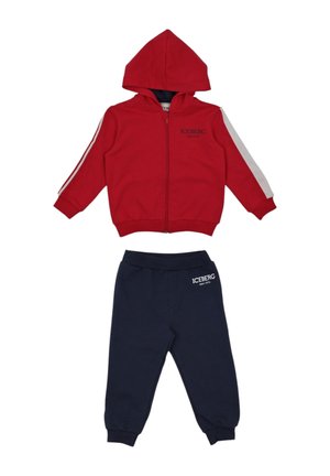 Completo da bambino composto da felpa con cappuccio rossa con cerniera e strisce bianche e pantaloni jogger blu navy, entrambi con il marchio "ICEBERG".