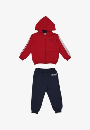 Completo da bambino composto da felpa con cappuccio rossa con cerniera e strisce bianche e pantaloni jogger blu navy, entrambi con il marchio "ICEBERG".